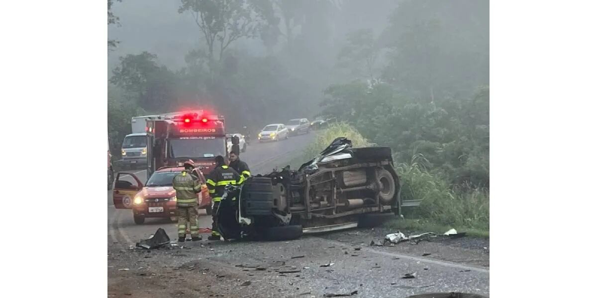 Murieron 2 y 9 están gravísimos: una camioneta se estrelló contra una combi y causó una sangrienta tragedia