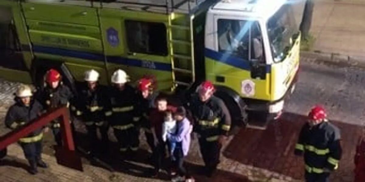 🔴 La Plata: se olvidaron a un nene de dos años en un jardín de infantes y llamaron a los bomberos para rescatarlo
