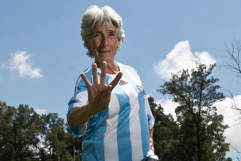 Hoy es el Día de la Futbolista: la historia de Elba Selva, la mujer que le hizo 4 goles a Inglaterra