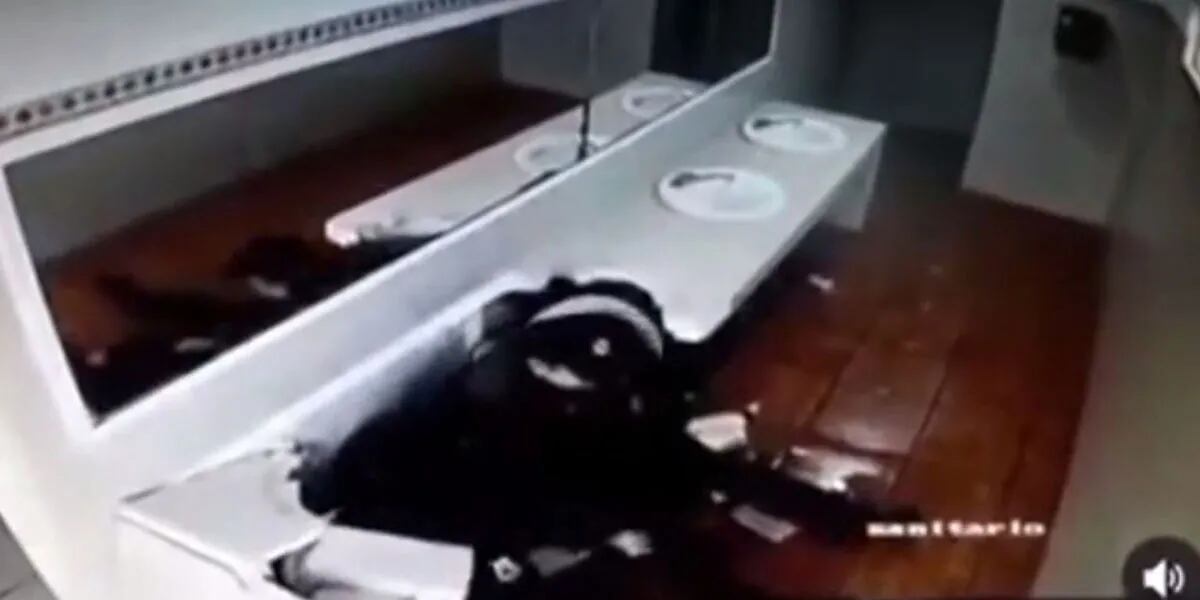 Video: se sentaron en el lavamanos de un baño público a besarse y terminaron haciendo un desastre