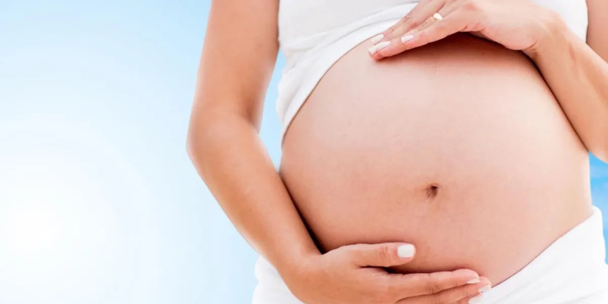 Una mujer dio a luz a gemelas después de haberse quitado los ovarios