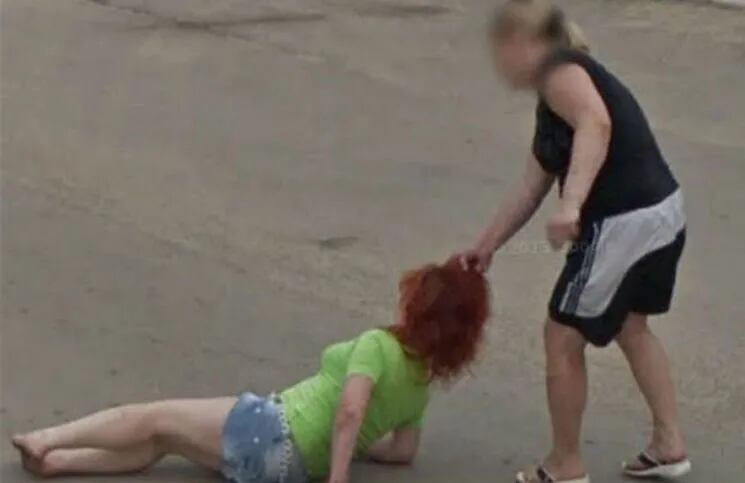 Dos mujeres se pelean en la calle