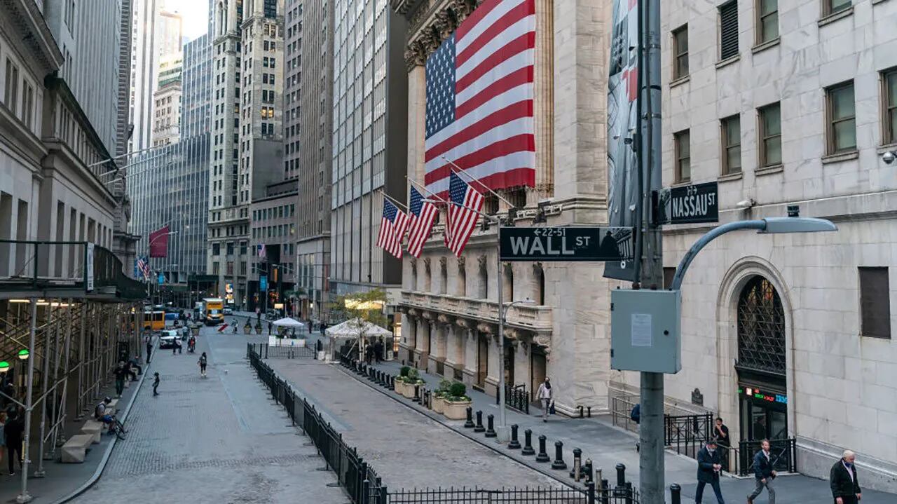 Luego del feriado estadounidense, Wall Street vuelve a funcionar: qué pasará con el dólar y el riesgo país