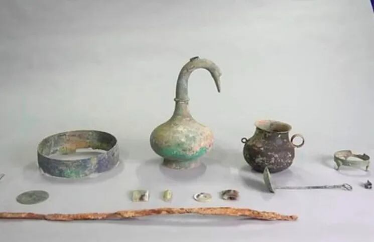 Además de la vasija se encontraron otros objetos de valor arqueológico