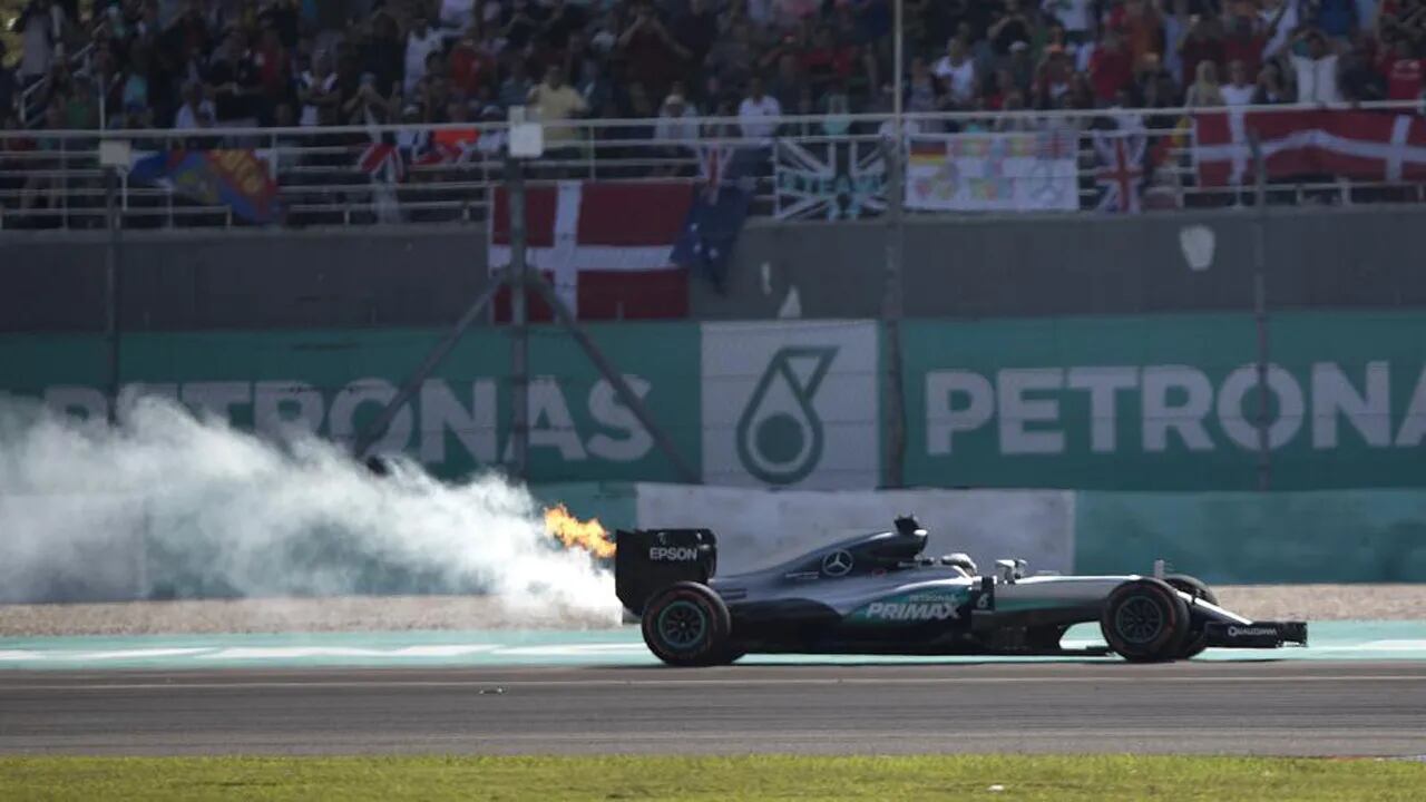 Mercedes explicó las razones de la rotura del motor de Lewis Hamilton
