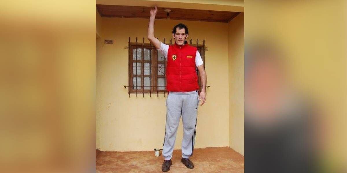 El hombre más alto de Argentina sigue creciendo y necesita inyecciones de 100 mil pesos