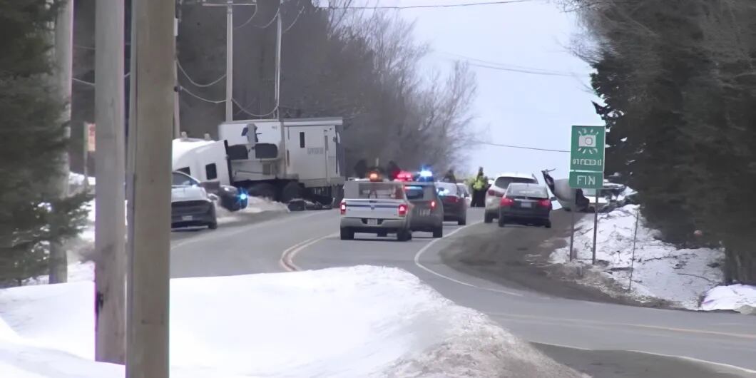 Murieron 3: un camión perdió el control en la ruta, chocó de frente a un auto y se desató una tragedia