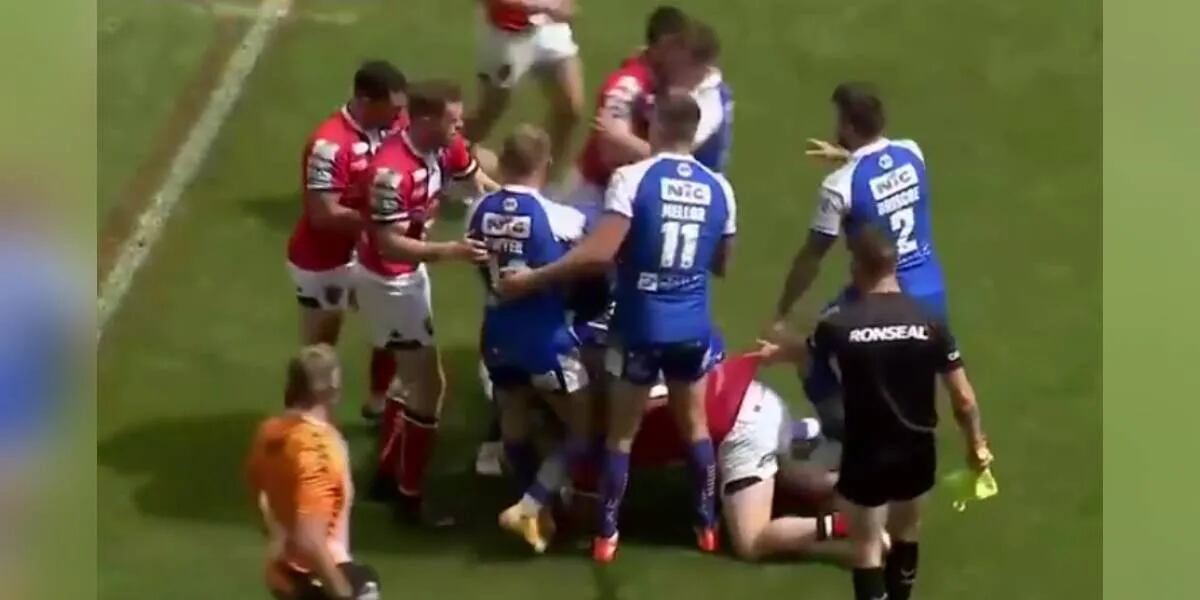 Un jugador de rugby noqueó a su rival en medio de un partido y causó una batalla campal