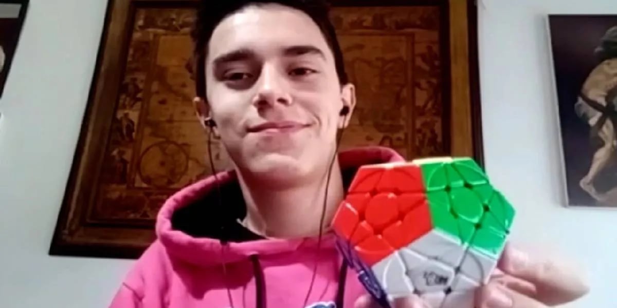 Tiene 19 años, es argentino y rompió el récord mundial de armar un cubo Rubik: la historia de Leandro López