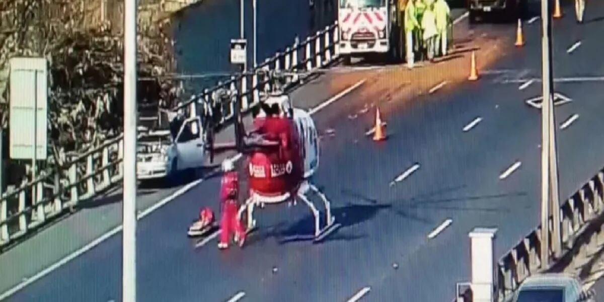 El dramático rescate de helicóptero a un paciente de gravedad que se quedó atrapado en la autopista