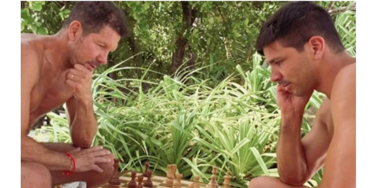 El Cholo Simeone compartió una foto jugando al ajedrez y las redes no le perdonaron un detalle muy particular