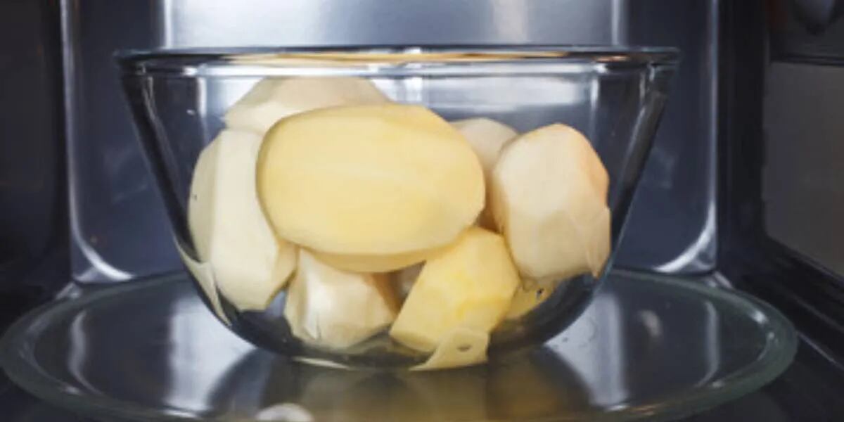 Cómo cocinar papas en el microondas en solo 10 minutos