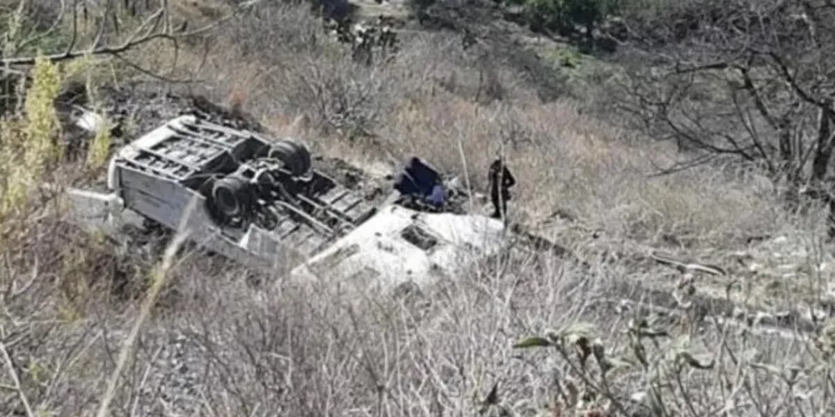 Murieron 16: una camioneta desbarrancó en una ruta de montaña, cayó a un abismo de 200 metros y ocasionó una dolorosa tragedia