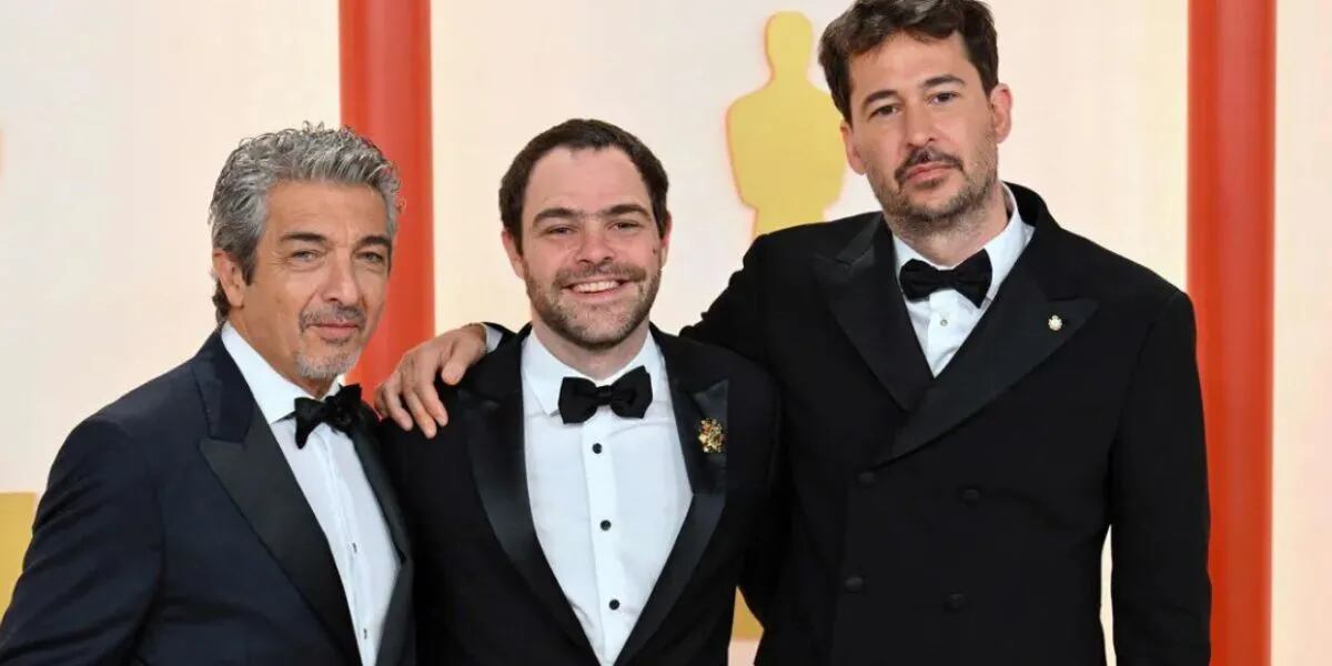 Ricardo Darín, Peter Lanzani y Santiago Mitre en la entrega de premios Oscars.