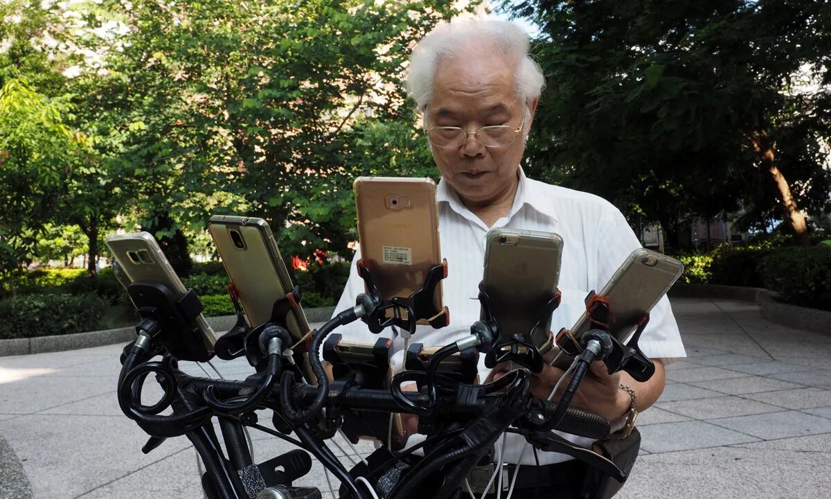 Abuelo gamer: conectó 11 celulares a su bicicleta para jugar a Pokémon Go