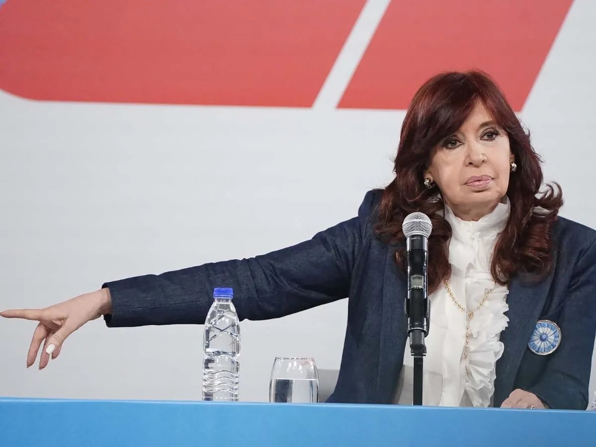 Tras el triunfo de Milei, Cristina Kirchner suspendió su viaje a Italia.