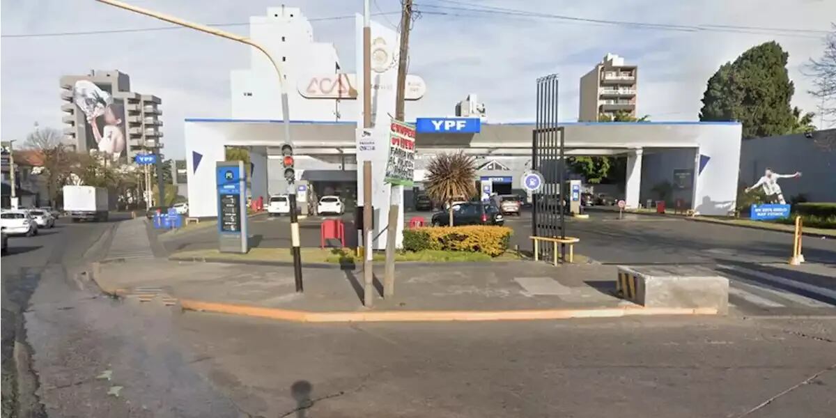Brutal ataque piraña en Bernal: 50 motochorros desvalijaron una estación de servicio y se robaron combustible