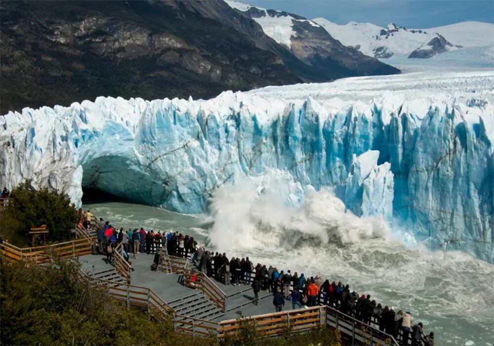 Captaron el momento exacto en que se derrumba una parte del Glaciar Perito Moreno