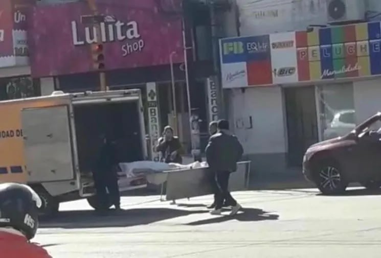 Santiago del Estero: llevaban un cadáver a la Morgue y se les cayó en pleno centro