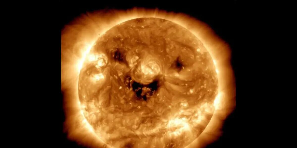 La peculiar foto que sacó la NASA del sol sonriendo que es furor en las redes