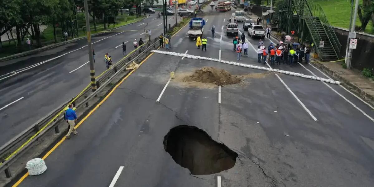 GIATEMALA – Se hundió una calle y se tragó varias personas: hay dos desaparecidos y 3 heridos