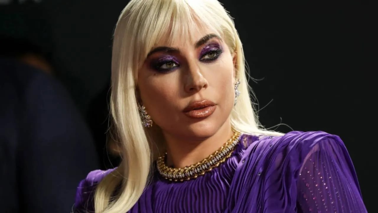 De violeta, a pura red y transparencias, Lady Gaga se llevó todas las miradas con su vestidazo