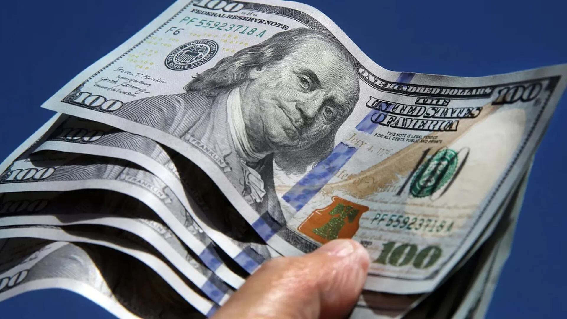 El dólar blue subió $7, llegó a $397 para la venta y marcó un nuevo récord
