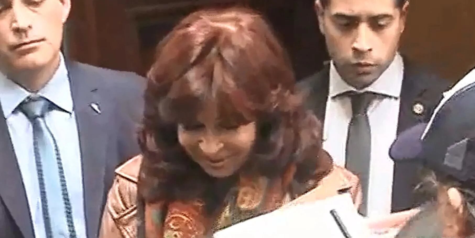 Firma de autógrafos, flores y festejos: Cristina Kirchner salió de su casa rodeada de militantes K