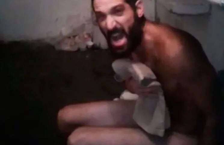 El hombre que se cree gato fue golpeado para bañarlo.