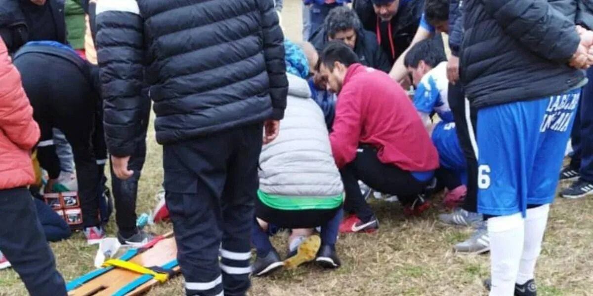 Conmoción en el fútbol: un técnico se desmayó en pleno partido y murió camino al hospital