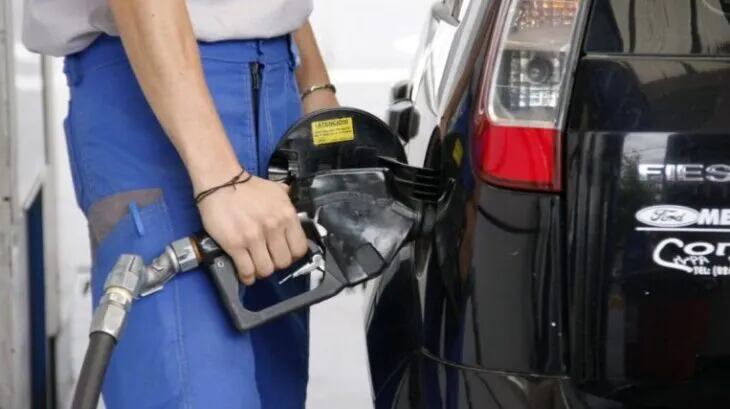 Subieron nuevamente los combustibles: cuánto cuesta llenar el tanque de un auto