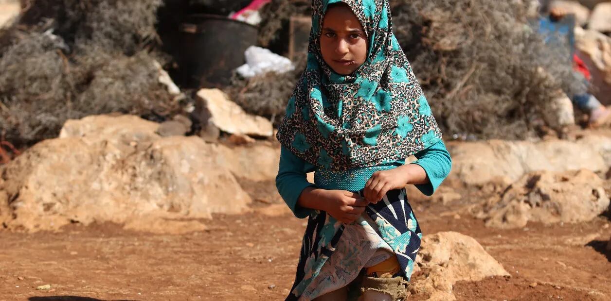 Maya, la nena siria, usa latas en lugar de prótesis y entristece al mundo