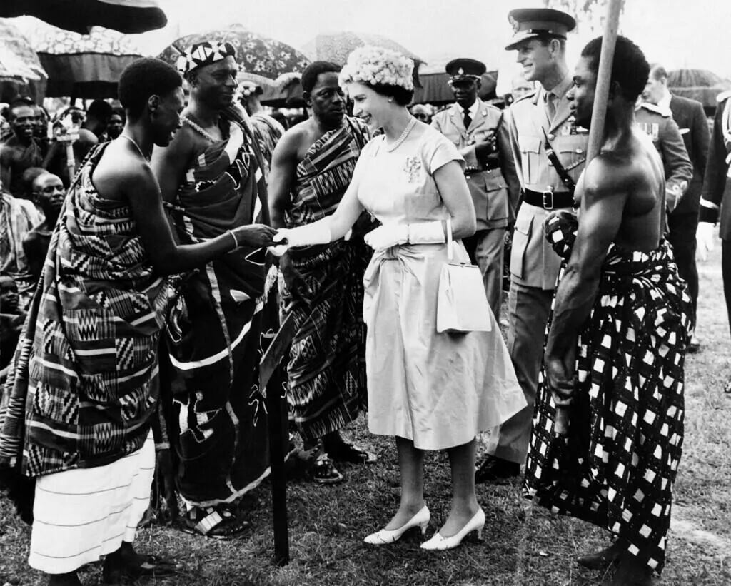 En los diarios africanos, no todo son flores para la Reina Isabel II...