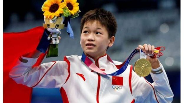 Juegos Olímpicos: tiene 14 años, hizo tres saltos perfectos y ganó la medalla de oro