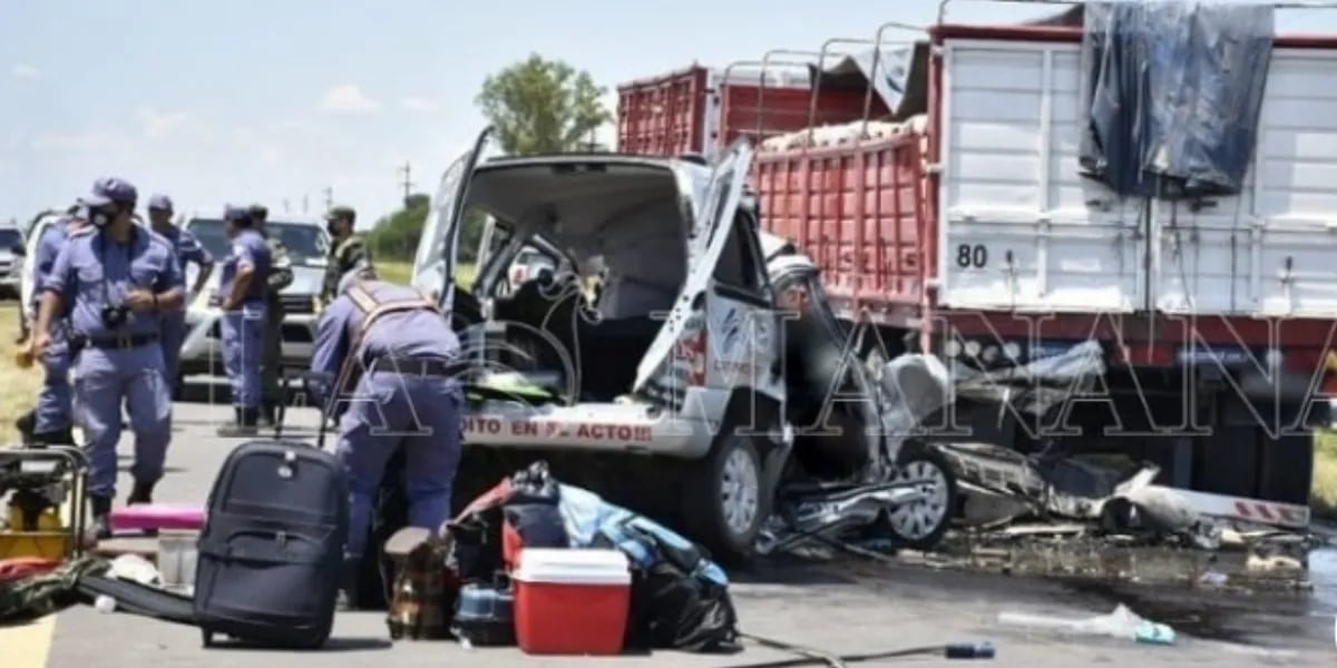 Murieron 10: una familia con dos hijitos viajaban en auto, mientras un utilitario impactaba con un camión provocando los trágicos accidentes