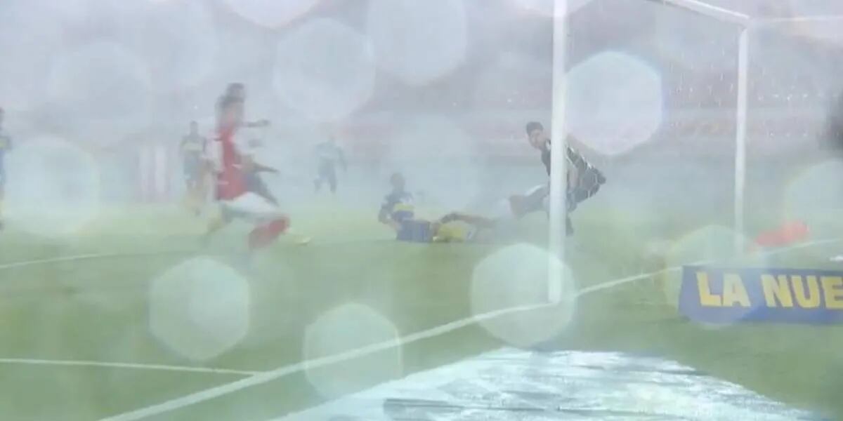 Bajo una intensa lluvia, Independiente y Boca igualaron 2-2 por la Copa de la Liga