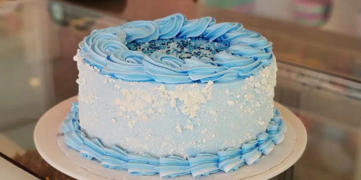 Encargó una torta para el cumpleaños de su hija y recibió una con un fuerte un insulto: “Cuando la vida intenta decirte algo”