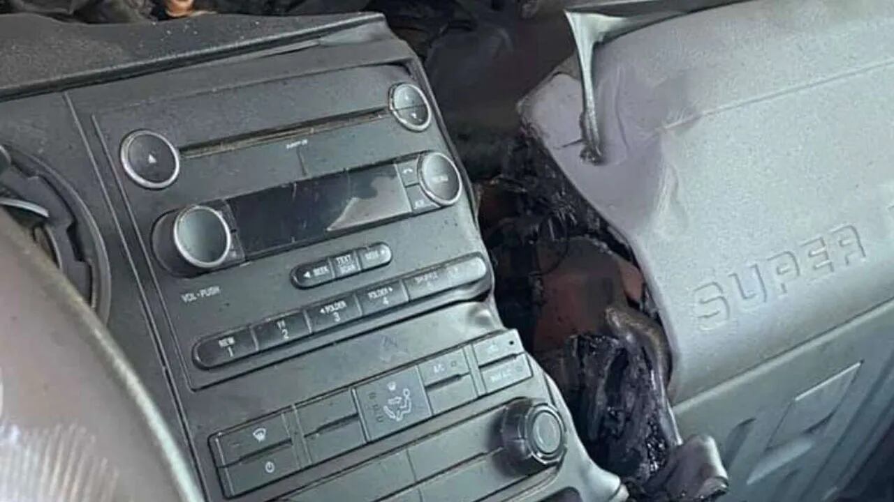 Un rayo partió al medio un auto y mostraron cómo quedó el interior tras el impacto