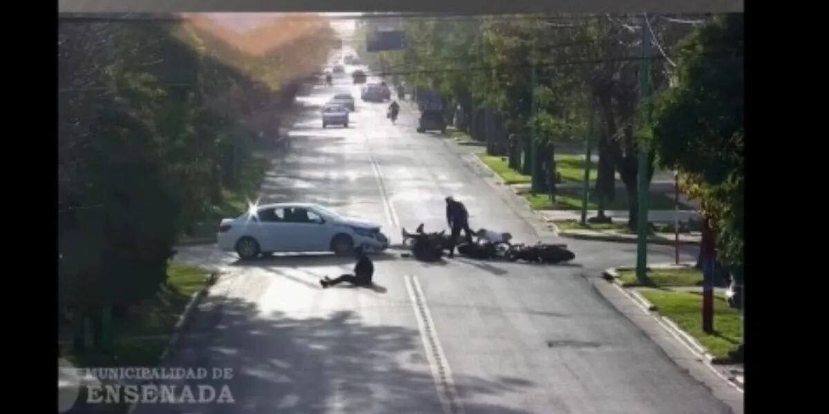 Captaron el momento en que un conductor descontrolado choca a tres motos al mismo tiempo