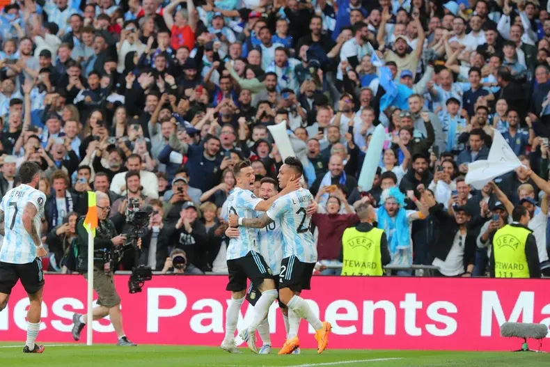 Argentina goleó a Estonia con un Messi imparable y los memes estallaron en las redes