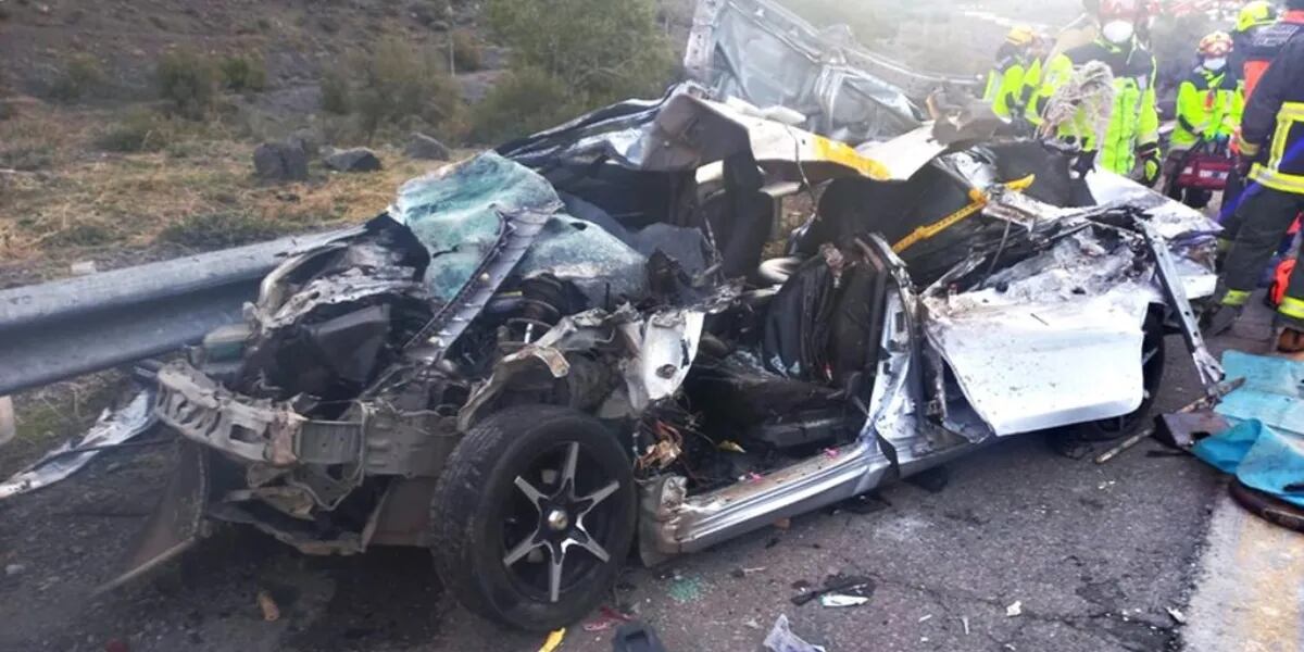 Accidente fatal: un camión se quedó sin frenos, pasó por arriba a un auto familiar y desató una tragedia