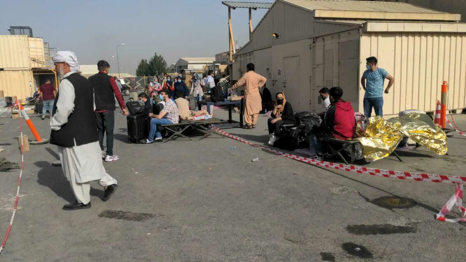 En el aeropuerto de Kabul, muchos ciudadanos extranjeros esperan ser evacuados.
