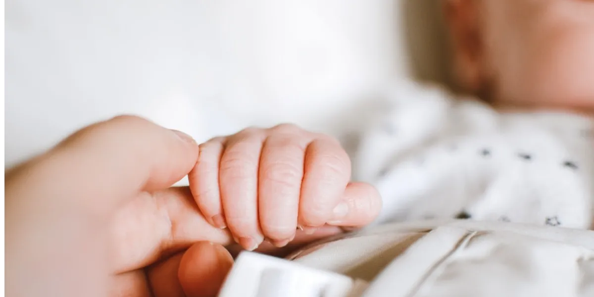 Una bebé nació con una cola de 6 centímetros y los expertos salieron a explicar cómo se formó