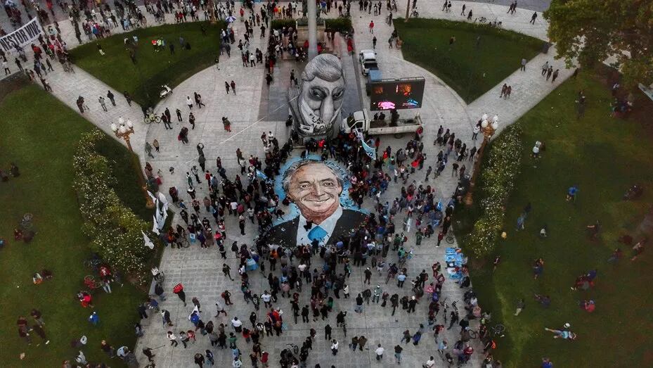 Pintaron el rostro de Néstor Kirchner en Plaza de Mayo