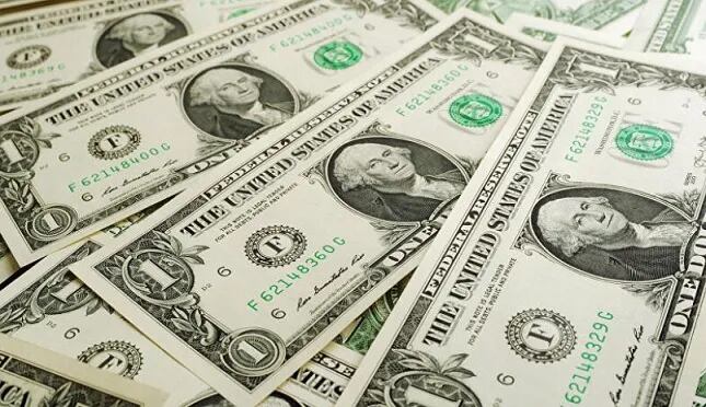 El dólar blue superó la barrera de los $300 y crece la tensión en el Gobierno