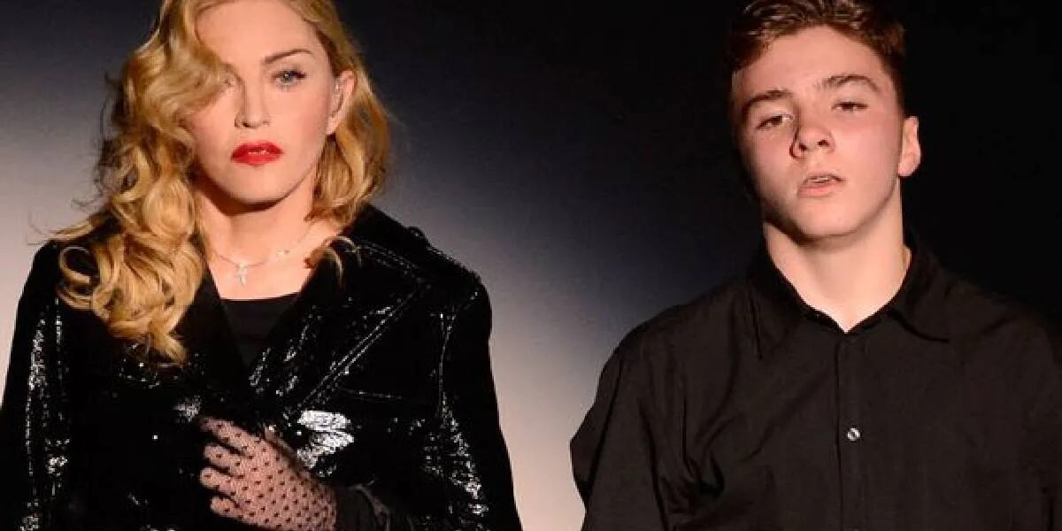 Con un estilo clásico y mucha elegancia, Rocco, el hijo de Madonna debutó como modelo