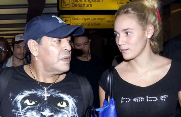 Diego Maradona quiso escapar de la prensa y protagonizó un blooper