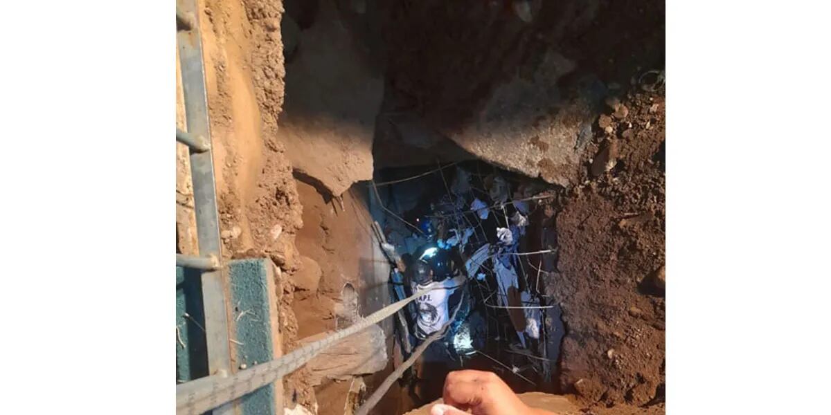 Dos mujeres y un bebé cayeron en un pozo de seis metros: “Tenían las piernas apretadas por los escombros”