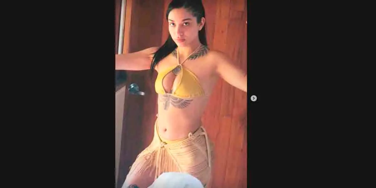 María Becerra se animó a una microbikini amarilla y cara lavada desde un lujoso hotel en México