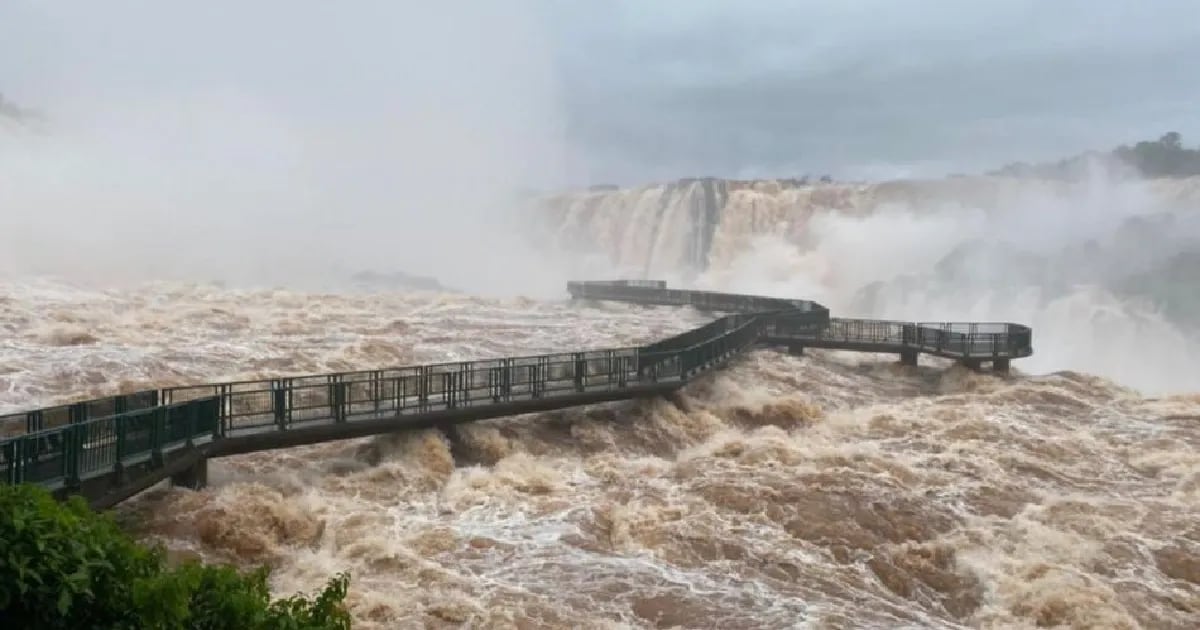 Video: la tremenda crecida de las Cataratas del Iguazú arrastró una de las pasarelas de la Garganta del Diablo